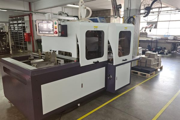 Máquina automática para pegar imanes y láminas de metal